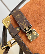 Load image into Gallery viewer, Side Trunk
