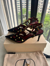 Load image into Gallery viewer, Studdy Pumps
