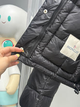 Load image into Gallery viewer, Jarcieu Jacket
