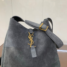 Load image into Gallery viewer, Le 5 Small Hobo
