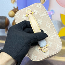 Load image into Gallery viewer, Vanity Chain Pouch
