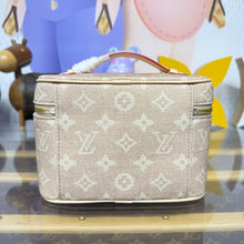 Load image into Gallery viewer, Vanity Chain Pouch
