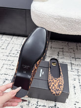 Load image into Gallery viewer, Leather Pumps
