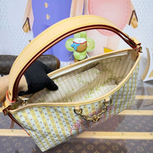 Load image into Gallery viewer, East West Carryall
