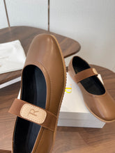 Load image into Gallery viewer, Leather Flats
