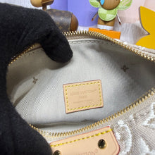 Load image into Gallery viewer, Hills Pochette
