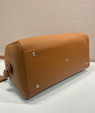Load image into Gallery viewer, Leather Holdall
