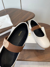 Load image into Gallery viewer, Leather Flats
