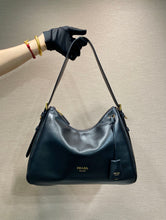 Load image into Gallery viewer, Aimee Medium Shoulder Bag
