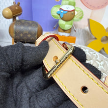 Load image into Gallery viewer, Hills Pochette
