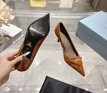 Load image into Gallery viewer, Suede Pumps
