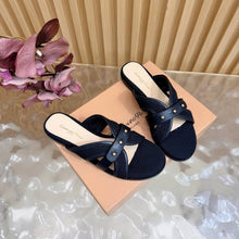 Load image into Gallery viewer, Studded Flat Sandals
