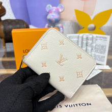 Load image into Gallery viewer, Zippy Coin Purse
