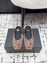 Load image into Gallery viewer, Leather Pumps
