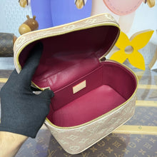 Load image into Gallery viewer, Vanity Chain Pouch
