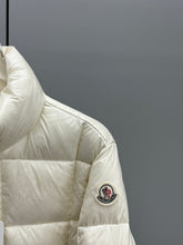 Load image into Gallery viewer, Jarcieu Jacket
