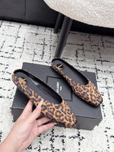 Load image into Gallery viewer, Leather Pumps
