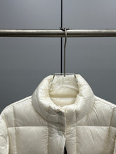 Load image into Gallery viewer, Jarcieu Jacket
