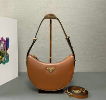 Load image into Gallery viewer, Arque Leather Shoulder Bag
