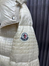 Load image into Gallery viewer, Gisors Jacket
