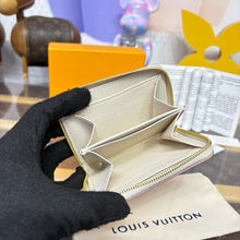 Load image into Gallery viewer, Zippy Coin Purse
