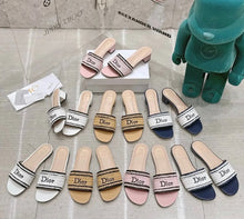 Load image into Gallery viewer, Dway Raffia Mules
