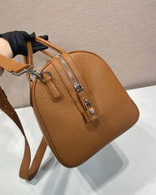 Load image into Gallery viewer, Leather Holdall

