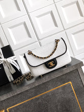 Load image into Gallery viewer, Raffia Classic Flap
