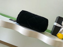 Load image into Gallery viewer, Zipped Pouch Large
