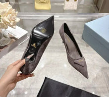 Load image into Gallery viewer, Suede Pumps
