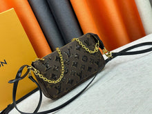 Load image into Gallery viewer, Pochette Accessories
