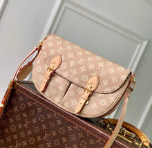 Load image into Gallery viewer, Escape Bag
