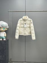 Load image into Gallery viewer, Jarcieu Jacket
