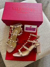 Load image into Gallery viewer, Rockstud Block Heel Sandals
