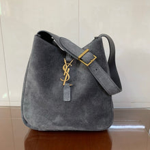 Load image into Gallery viewer, Le 5 Small Hobo
