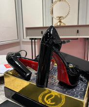 Load image into Gallery viewer, Sandaloo Sandals
