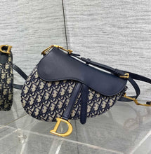 Load image into Gallery viewer, Saddle Crossbody Bag
