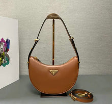 Load image into Gallery viewer, Arque Leather Shoulder Bag
