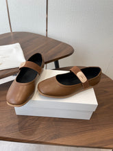 Load image into Gallery viewer, Leather Flats
