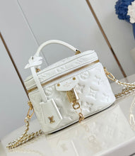 Load image into Gallery viewer, Vanity Chain Pouch
