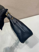 Load image into Gallery viewer, Aimee Medium Shoulder Bag
