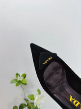 Load image into Gallery viewer, Suede Pumps
