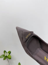 Load image into Gallery viewer, Suede Pumps
