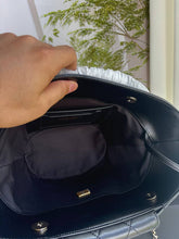 Load image into Gallery viewer, Small Raffia Tote
