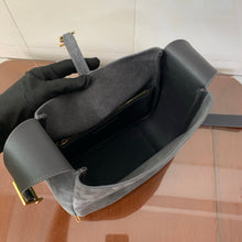 Load image into Gallery viewer, Le 5 Small Hobo
