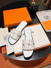 Load image into Gallery viewer, Idioma Sandals
