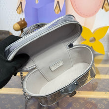 Load image into Gallery viewer, Vanity Chain Pouch
