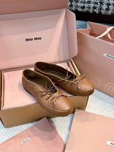 Load image into Gallery viewer, Leather Pumps
