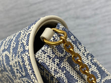 Load image into Gallery viewer, Saddle Clutch
