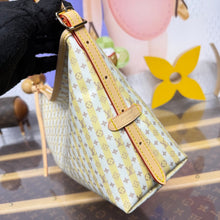 Load image into Gallery viewer, East West Carryall
